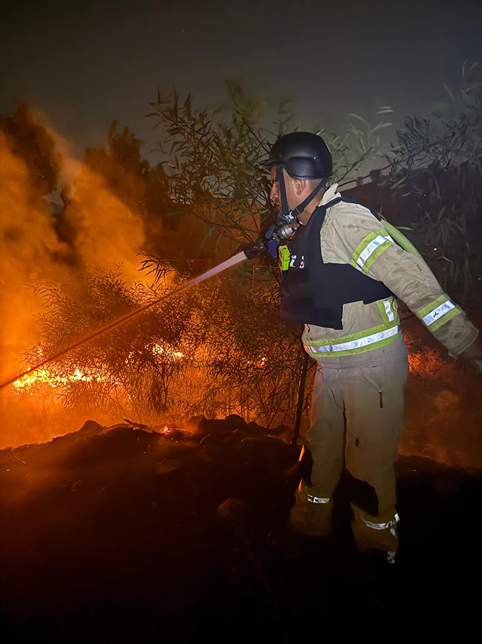 سقوط صواريخ في عدة مناطق: طواقم الإطفاء تبحث عن عالقين وتخمد حرائق في أنحاء البلاد